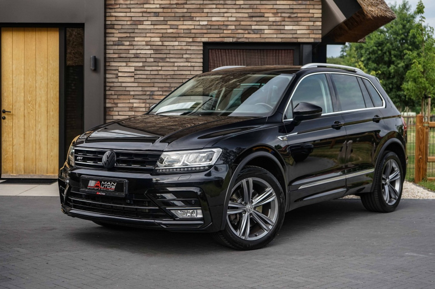 Volkswagen Tiguan R-Line Highline 4Motion 180PK Automaat 2017 - voorkant