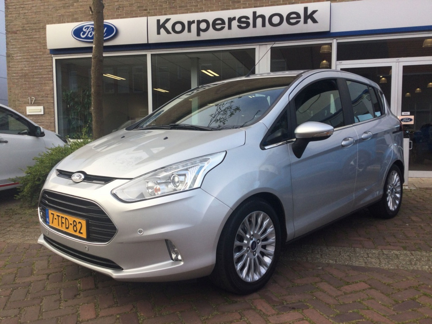 Ford B-max 1.0 EcoB. 100 pk Titanium | Trekhaak | Distributieriem vernieuwd 2014 - voorkant