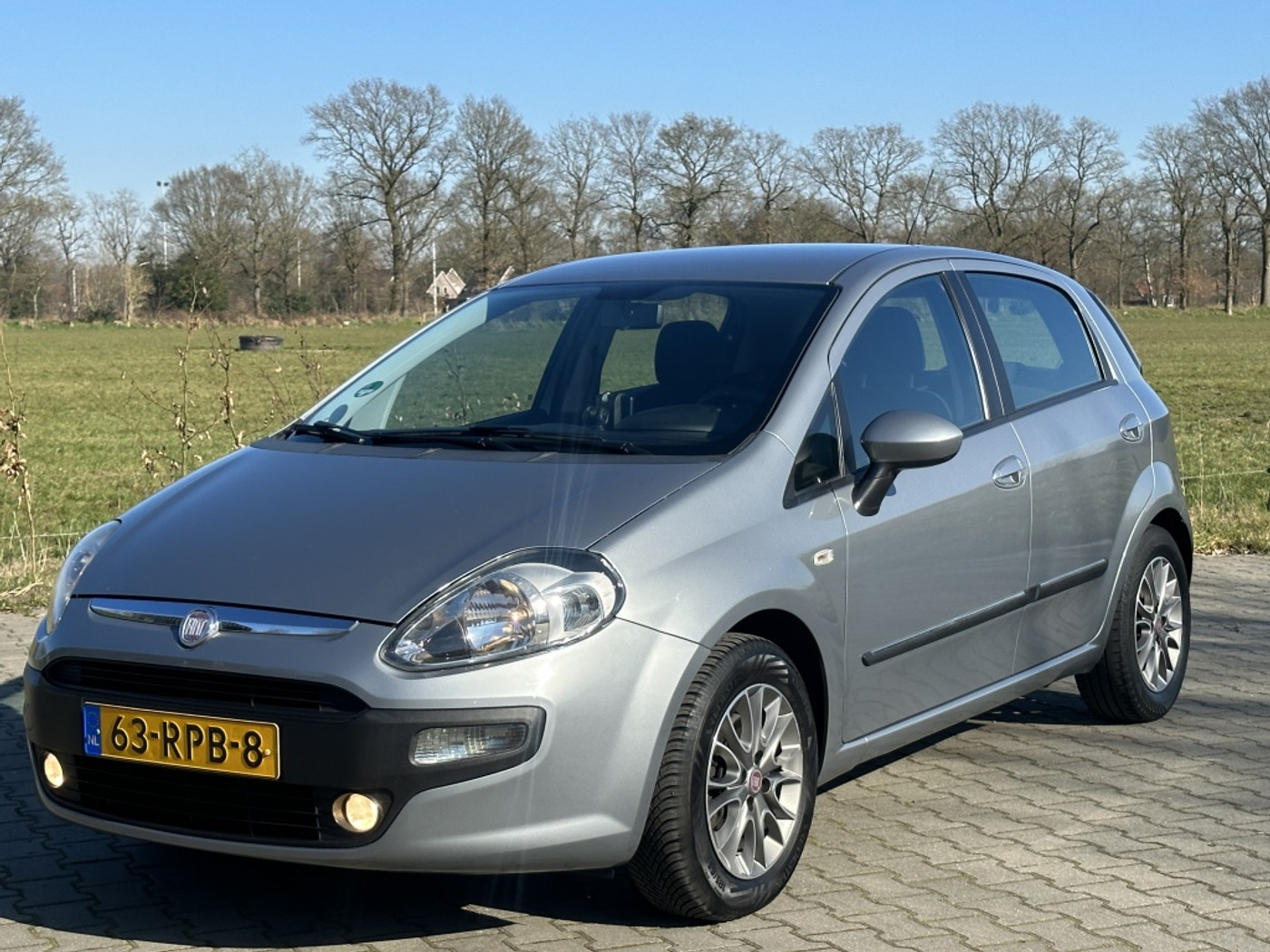 Fiat Fiat Punto 1.3 M-JET 5 DRS AIRCO TREKH NAVI LM SUPER NET 2011 - voorkant