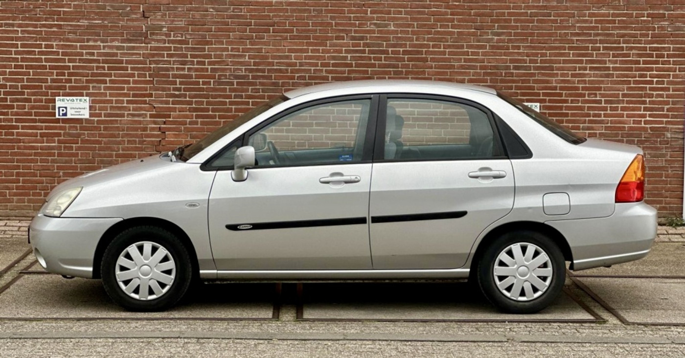 Foto van Suzuki Liana