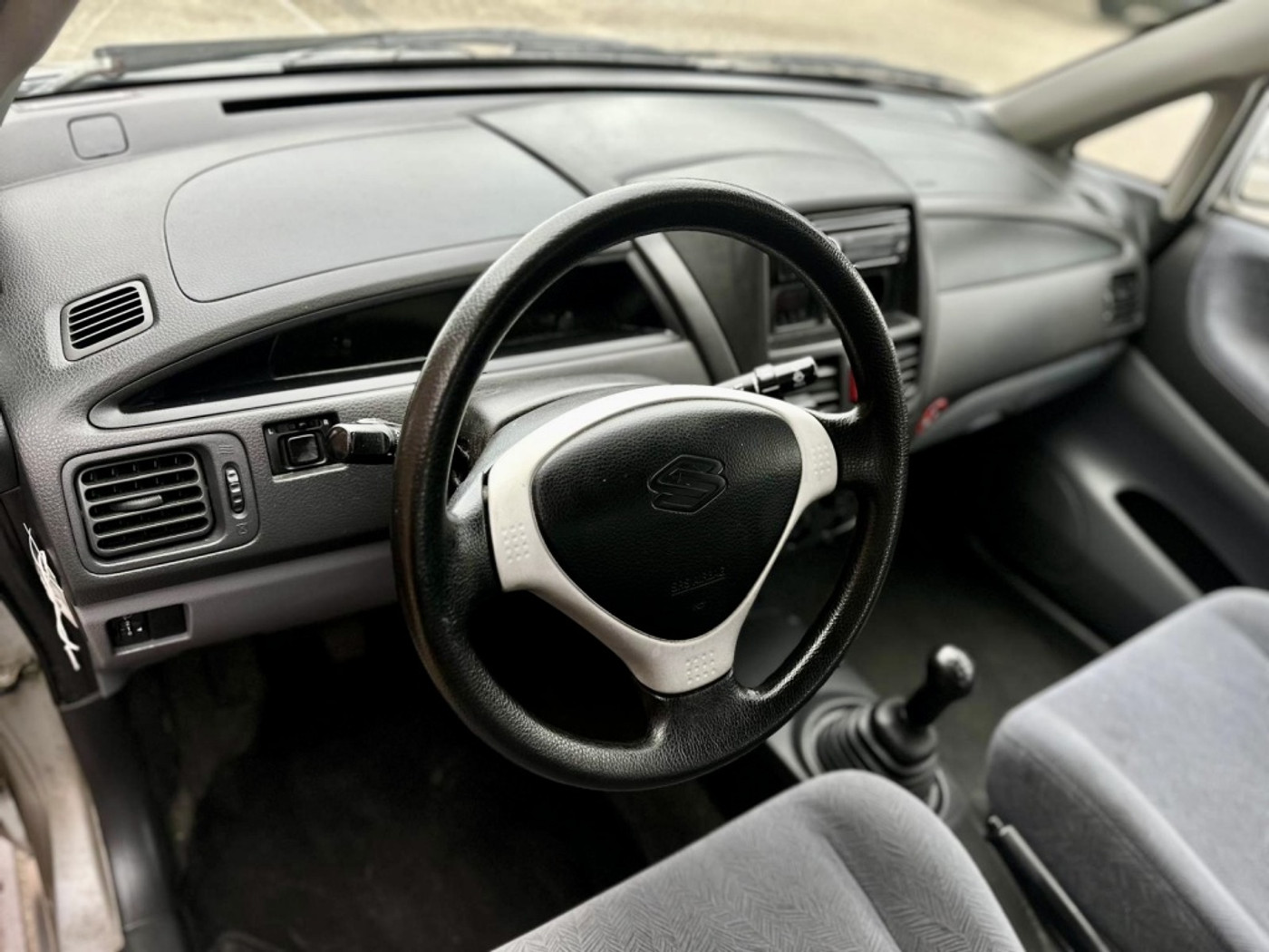 Foto van Suzuki Liana