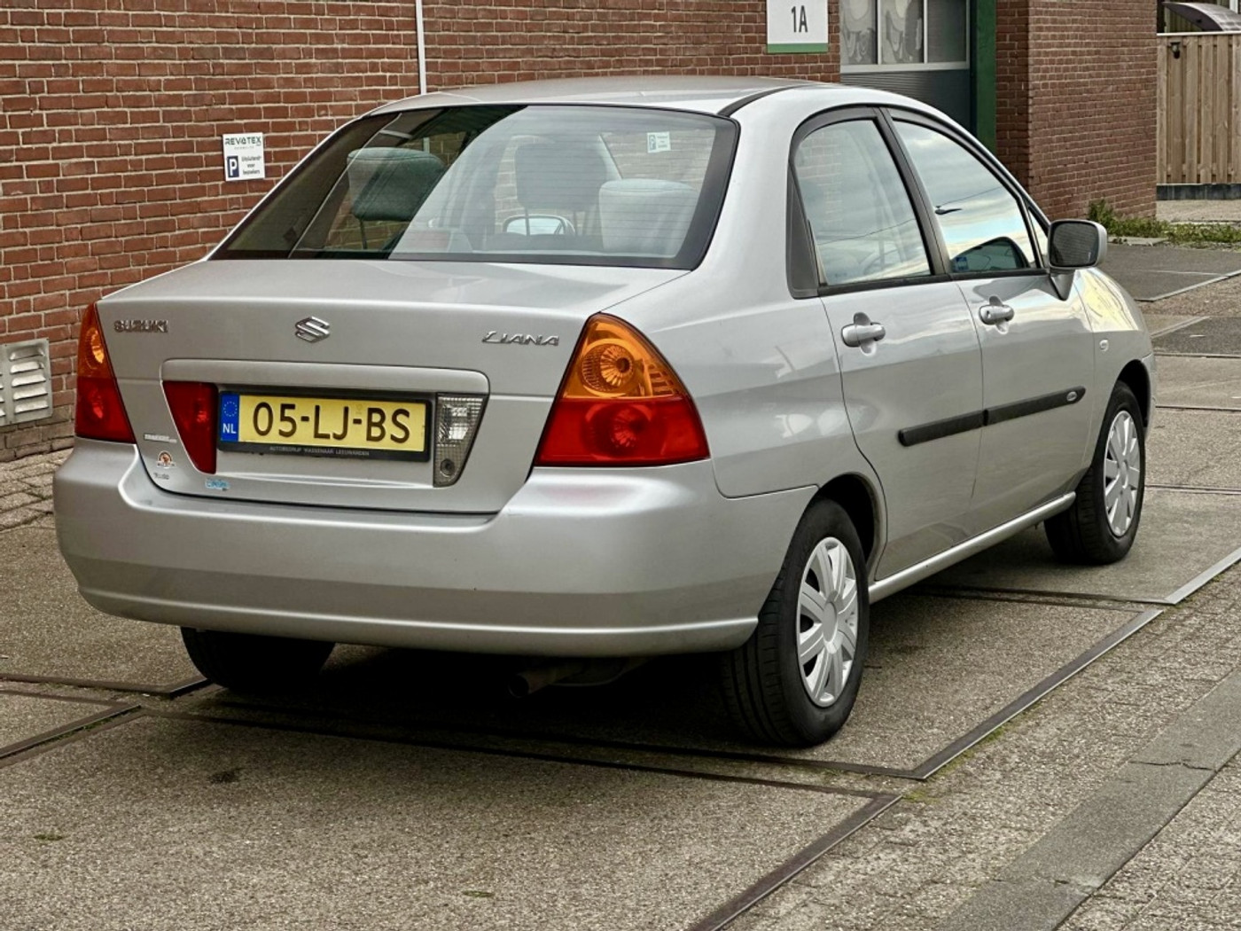 Foto van Suzuki Liana