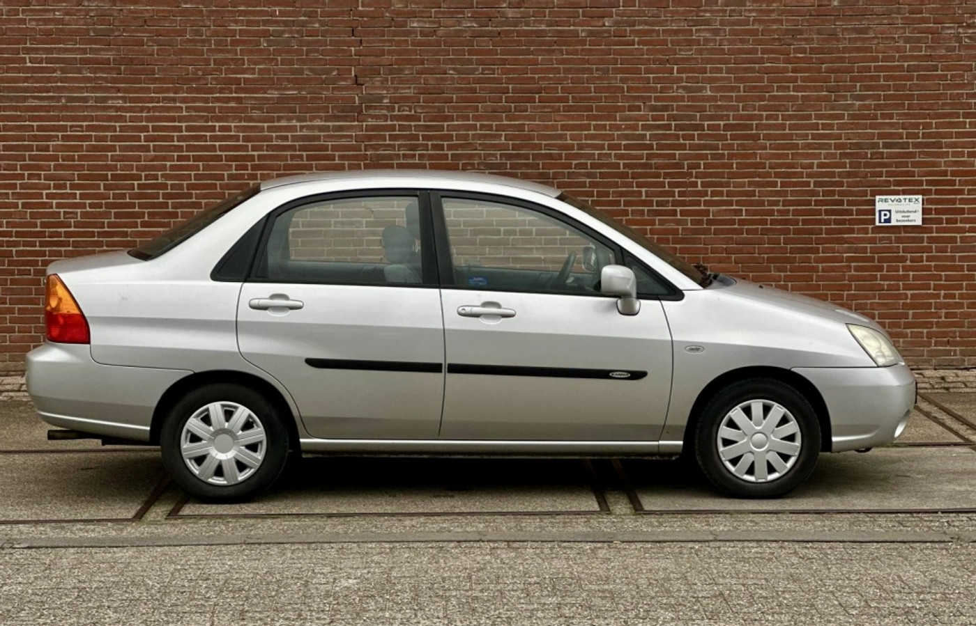 Foto van Suzuki Liana