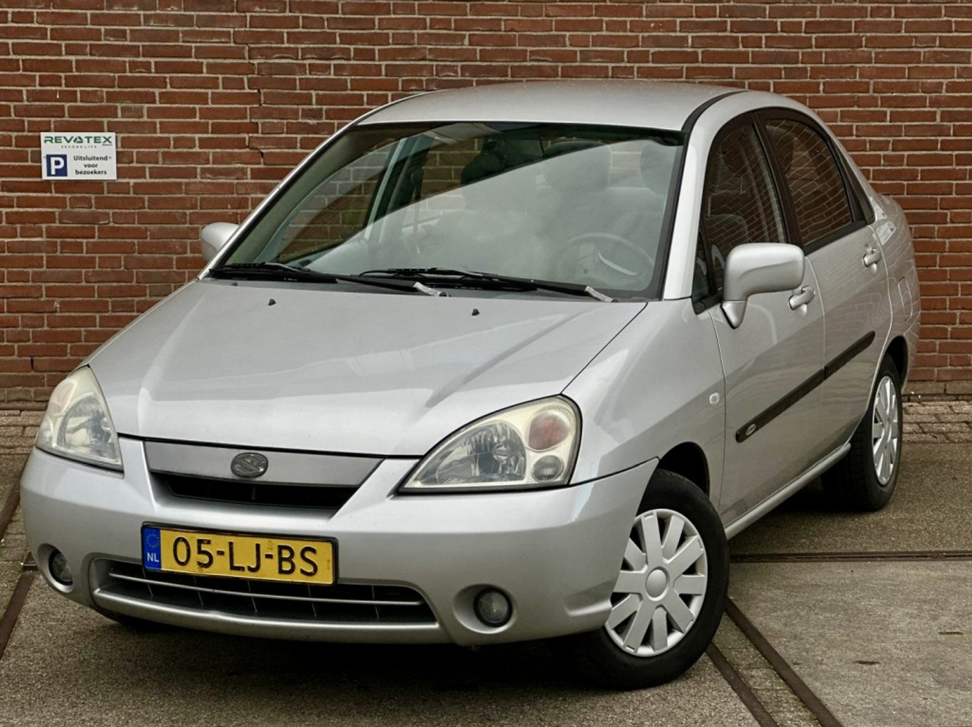 Foto van Suzuki Liana