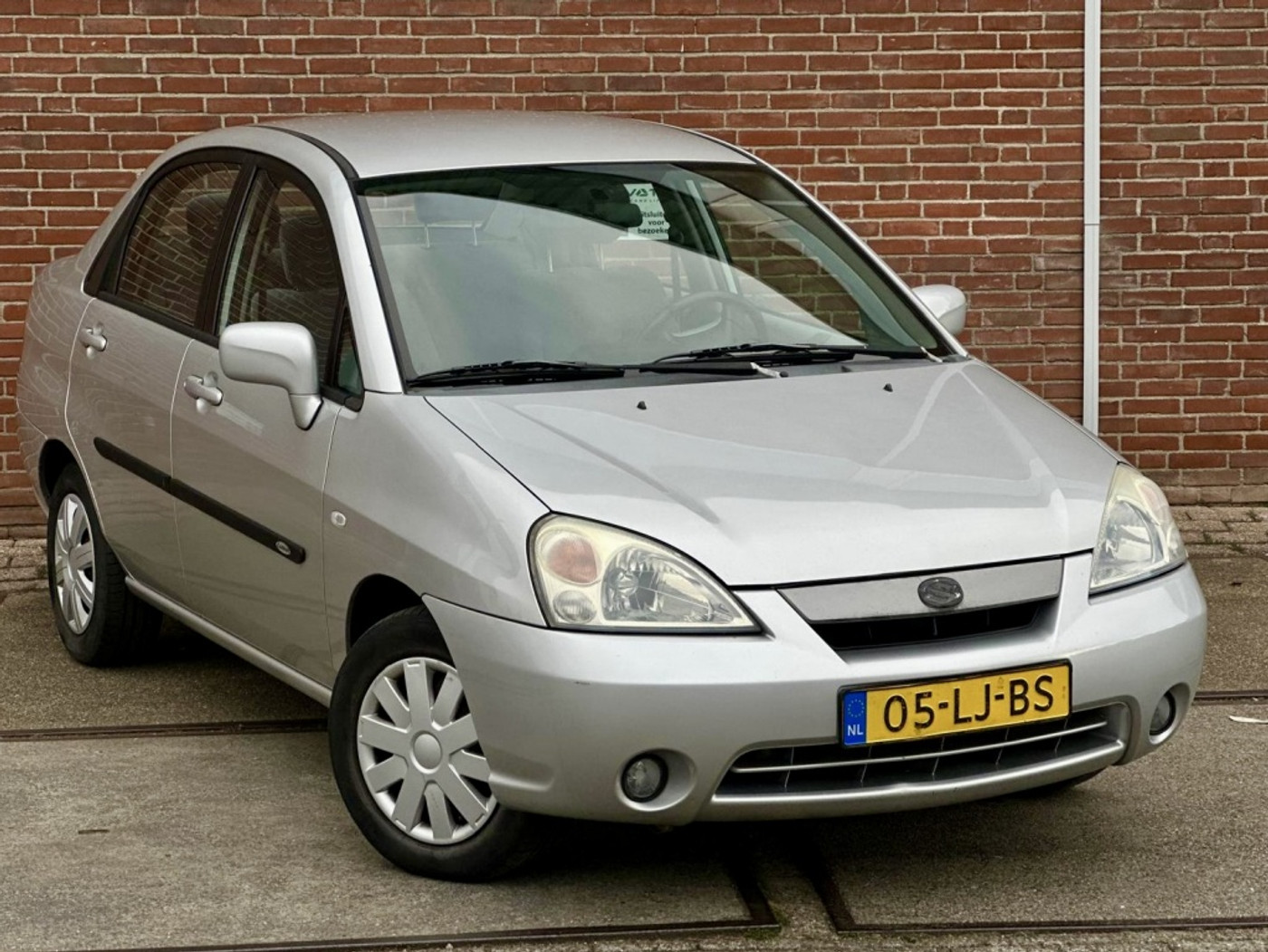 Foto van Suzuki Liana