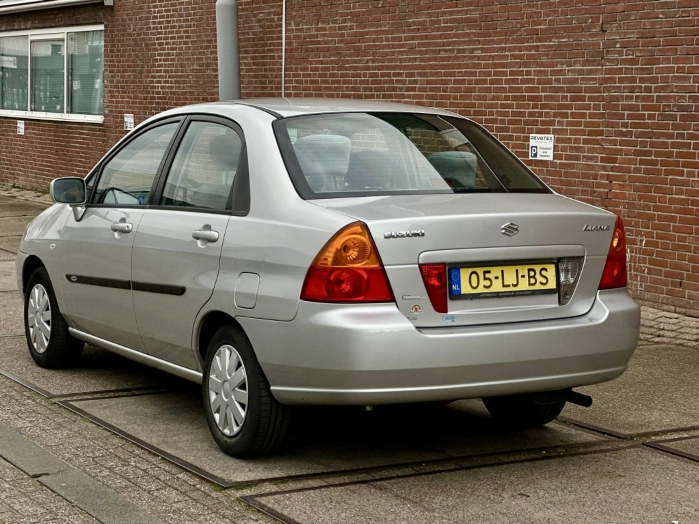 Foto van Suzuki Liana