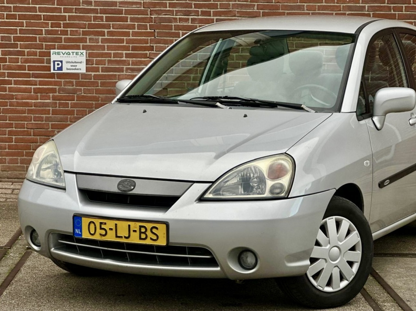 Foto van Suzuki Liana