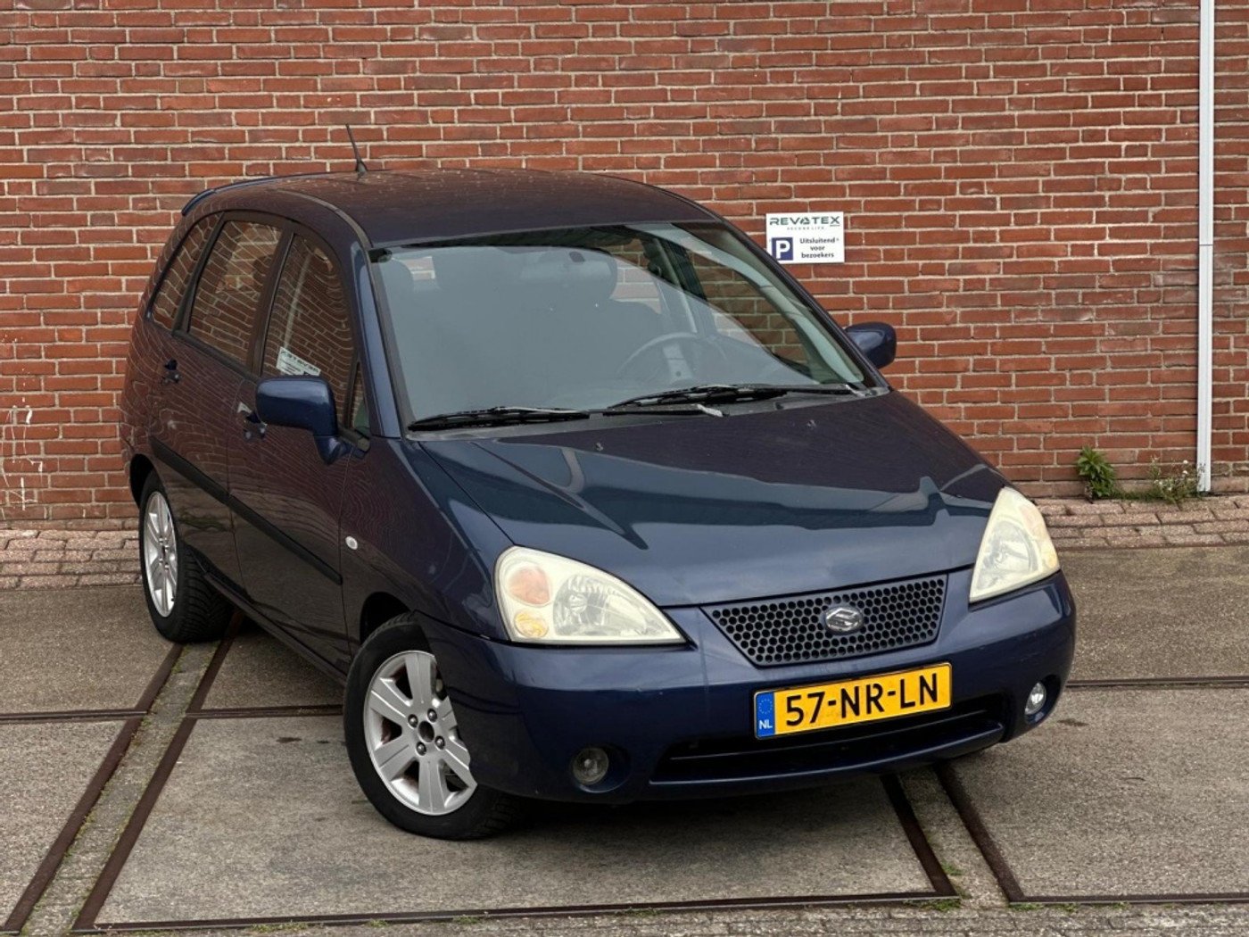 Foto van Suzuki Liana