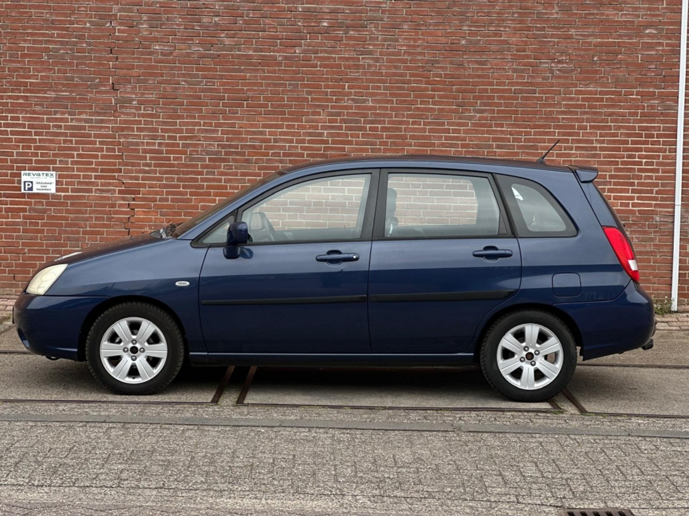 Foto van Suzuki Liana