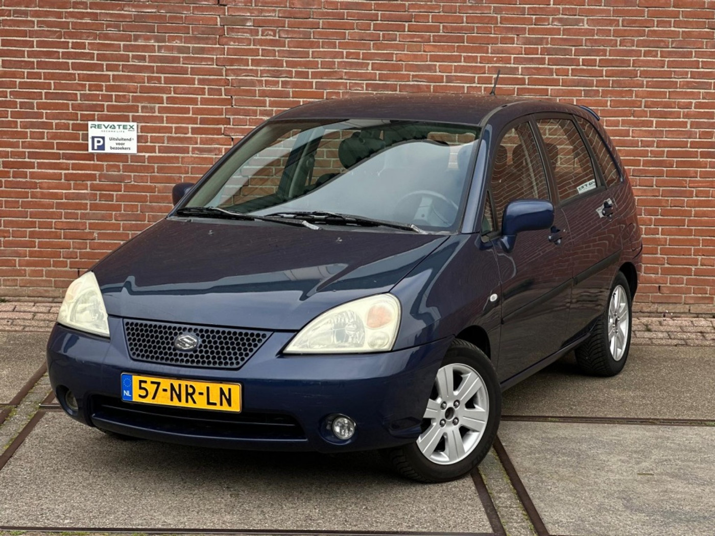 Foto van Suzuki Liana