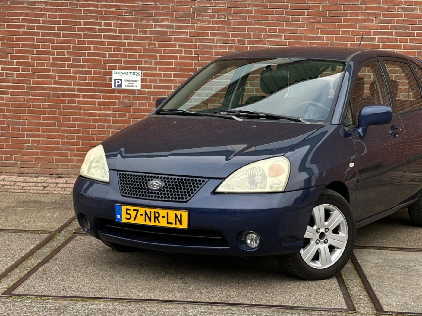 Foto van Suzuki Liana