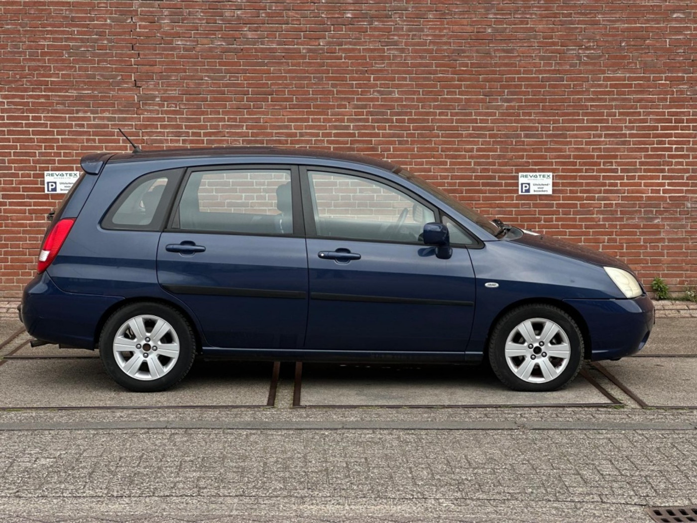 Foto van Suzuki Liana