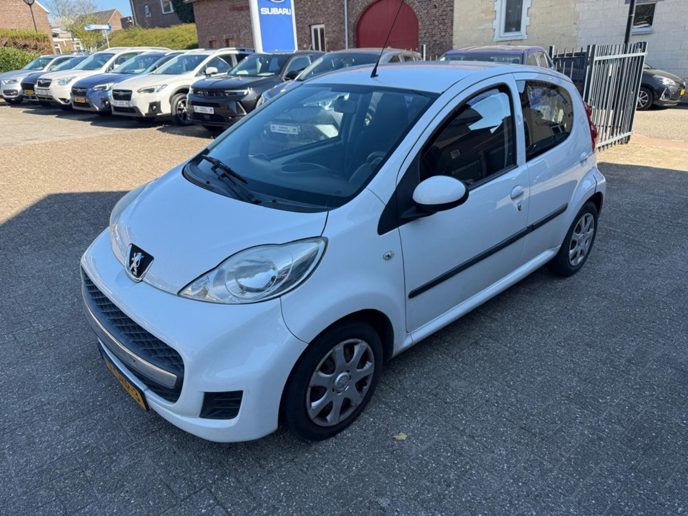 Peugeot 107 1.0-12V XS 2011 - voorkant