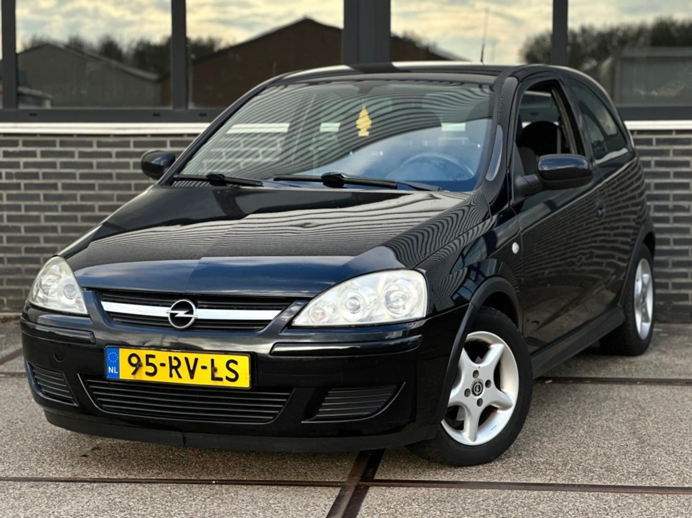 Opel Corsa 1.2-16V Silverline 2005 - voorkant
