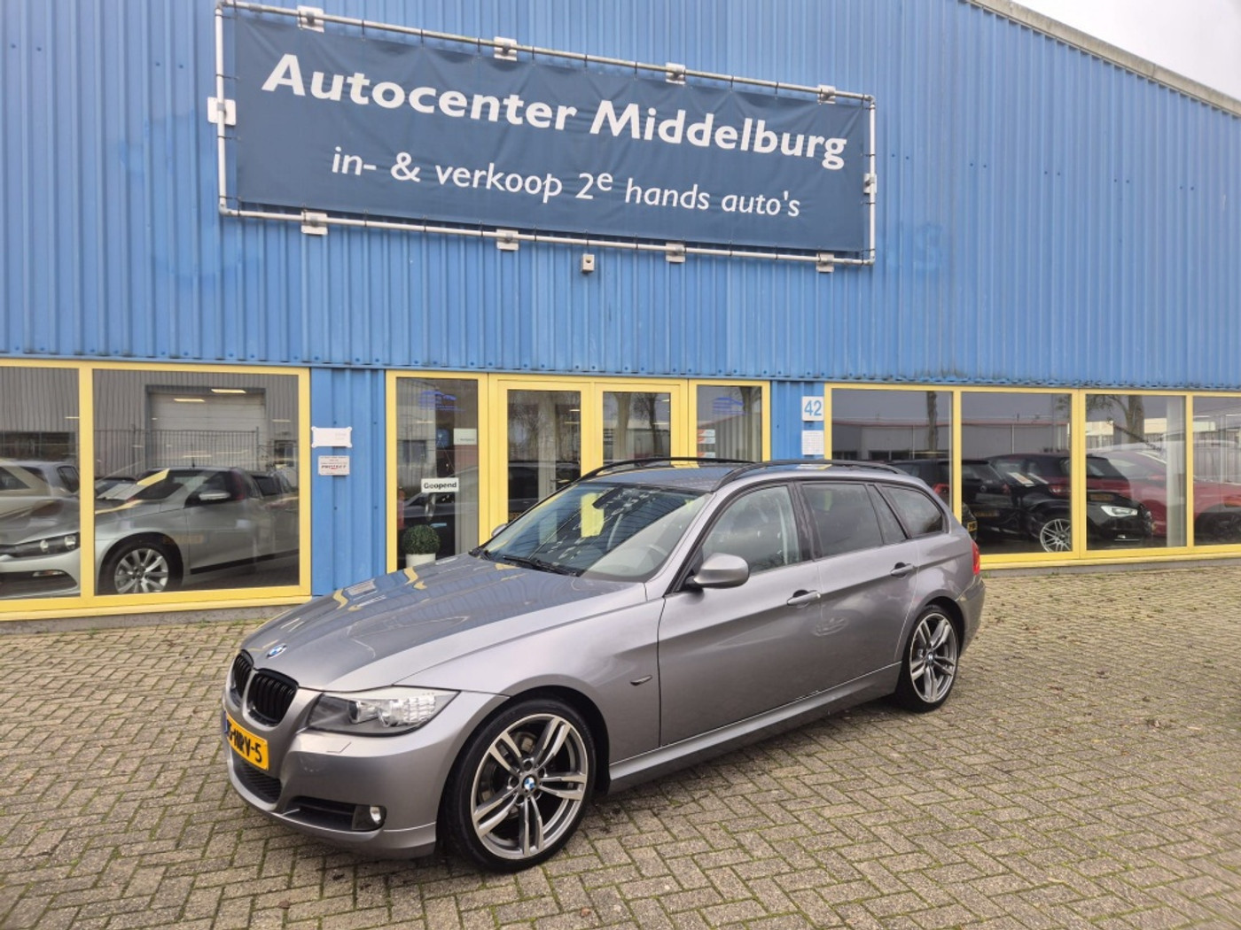 BMW 3er Reihe 320i Business Line 2009 - voorkant