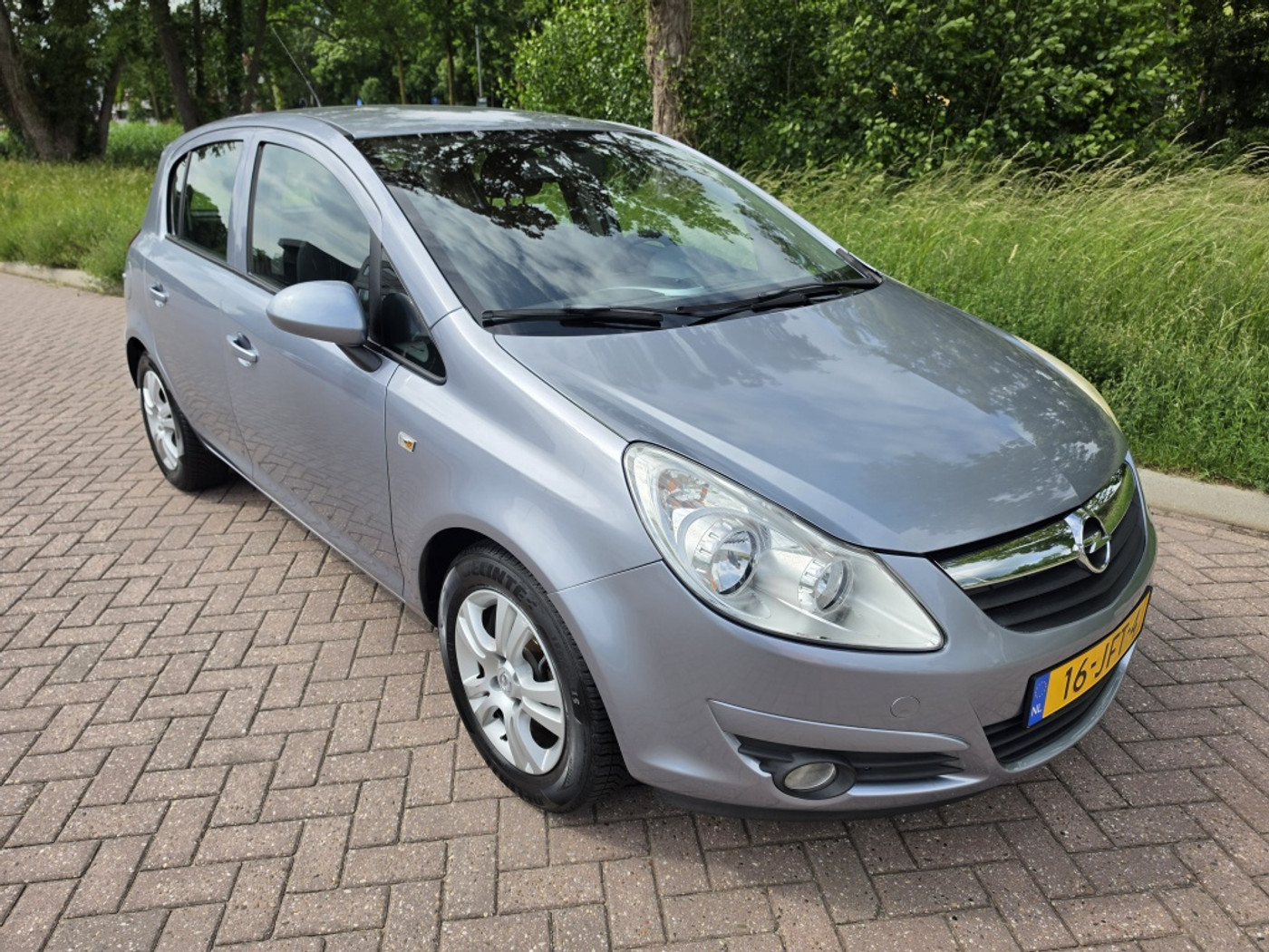 Opel Corsa 1.2-16V Edition 2009 - voorkant