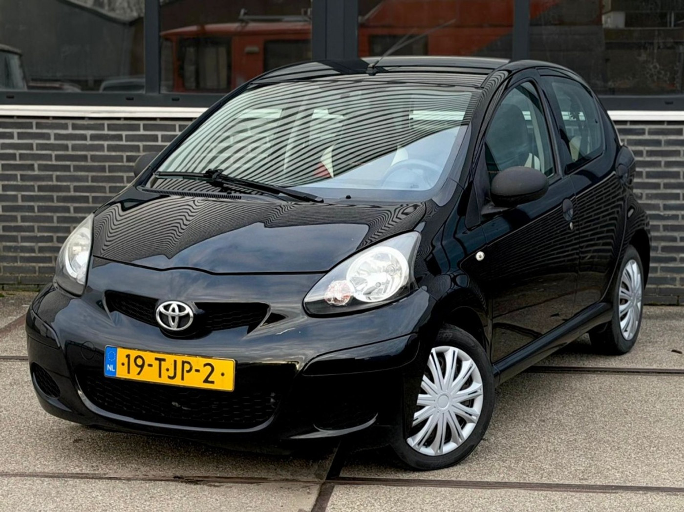 Toyota Toyota Aygo 1.0-12V Now |Airco |Nieuwe APK |Leder |NAP 2012 - voorkant
