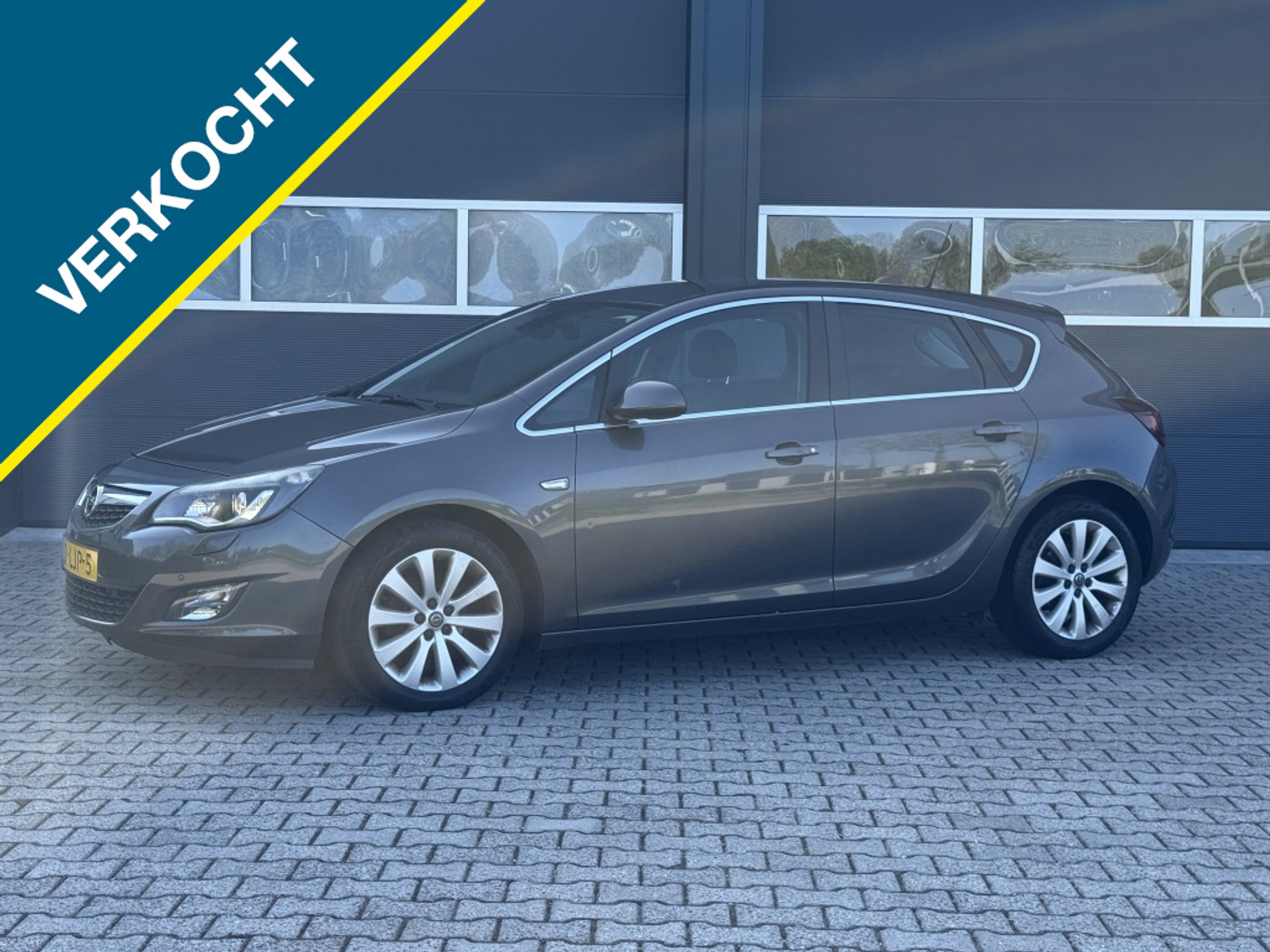 Opel Astra 1.6 Cosmo xenon nette auto! 2010 - voorkant