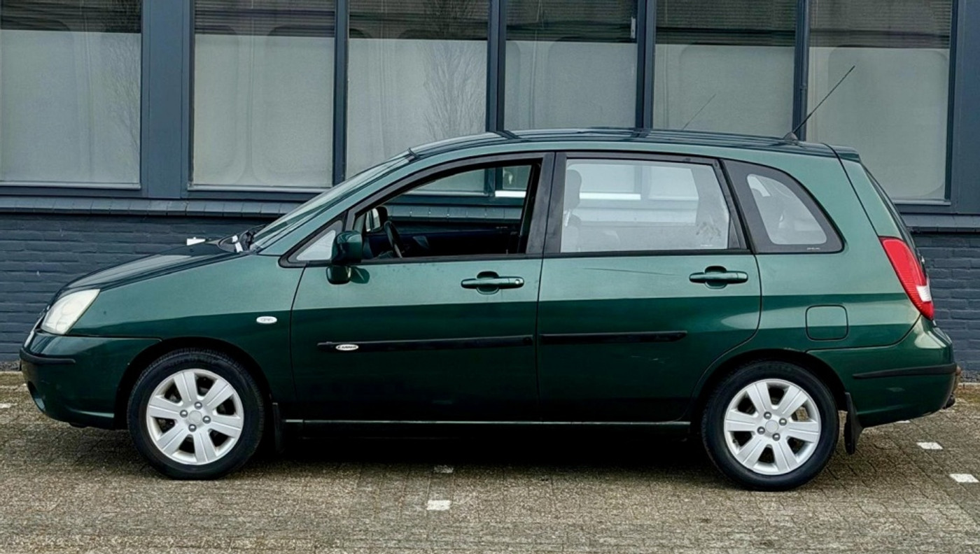 Foto van Suzuki Liana