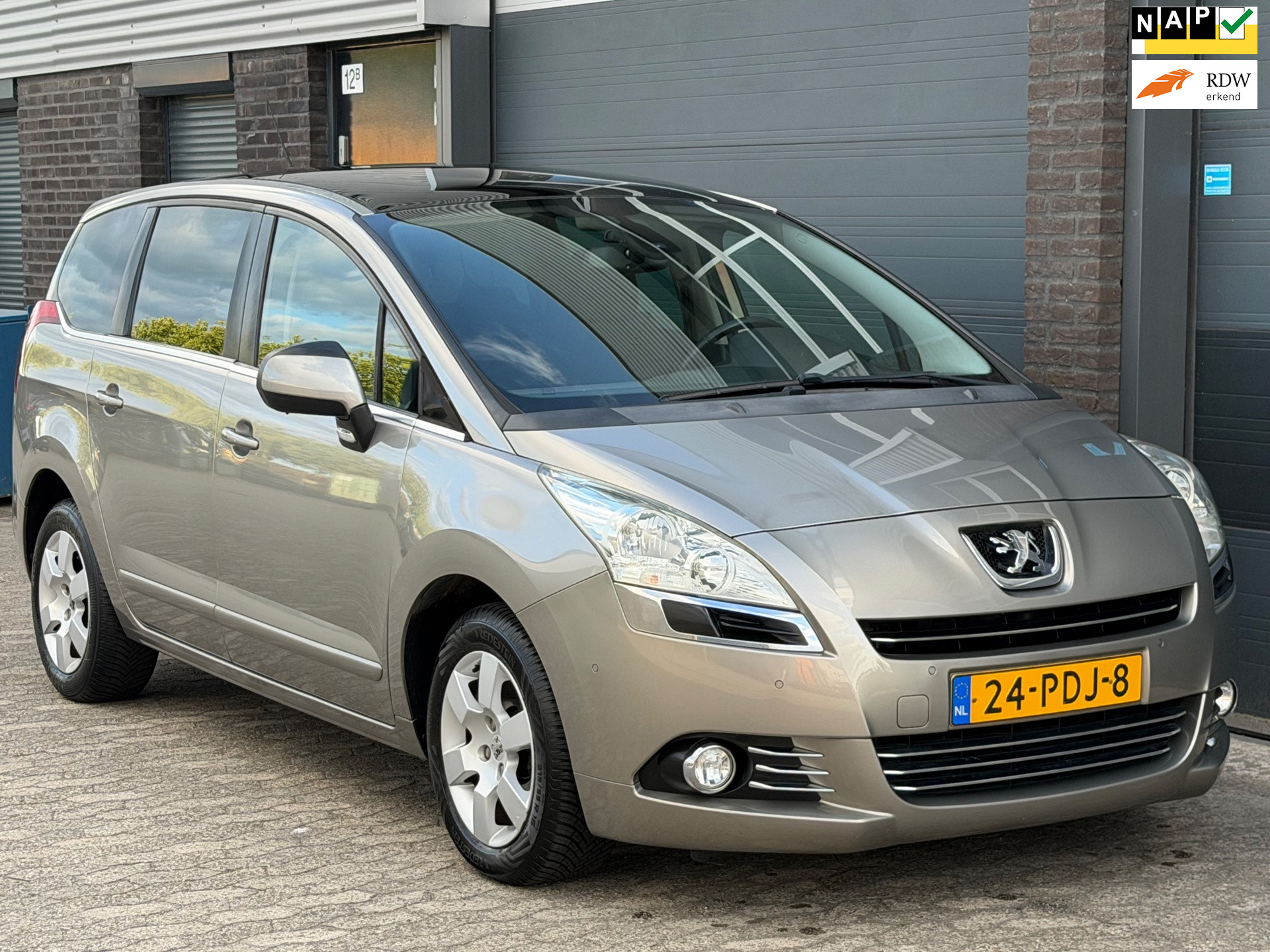 Peugeot 5008 1.6 THP ST 7p. NAVI CRUISE CLIMA PANO TREKHAAK NAP APK 2011 - voorkant