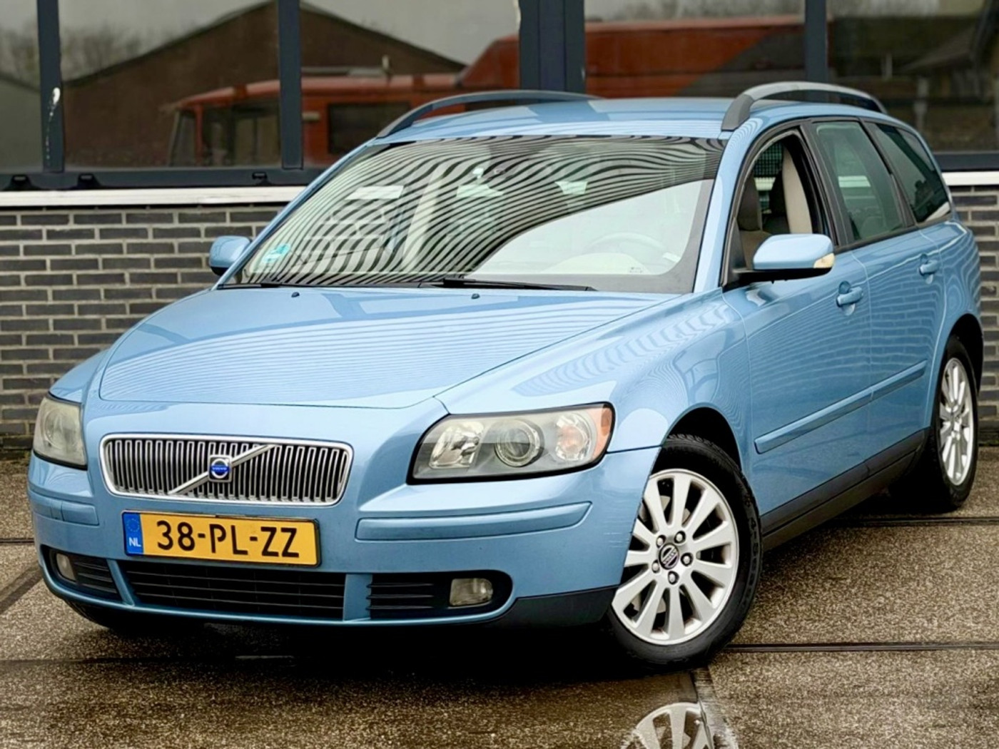 Volvo V50 2.4 Momentum |Airco |CruiseC |Nieuwe APK 2004 - voorkant