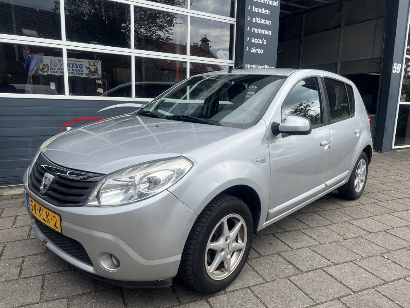Dacia Sandero 1.2 Lauréate Airco 2010 - voorkant