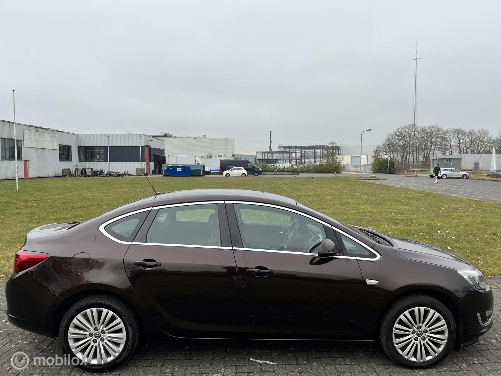 Foto van Opel Astra Notchback