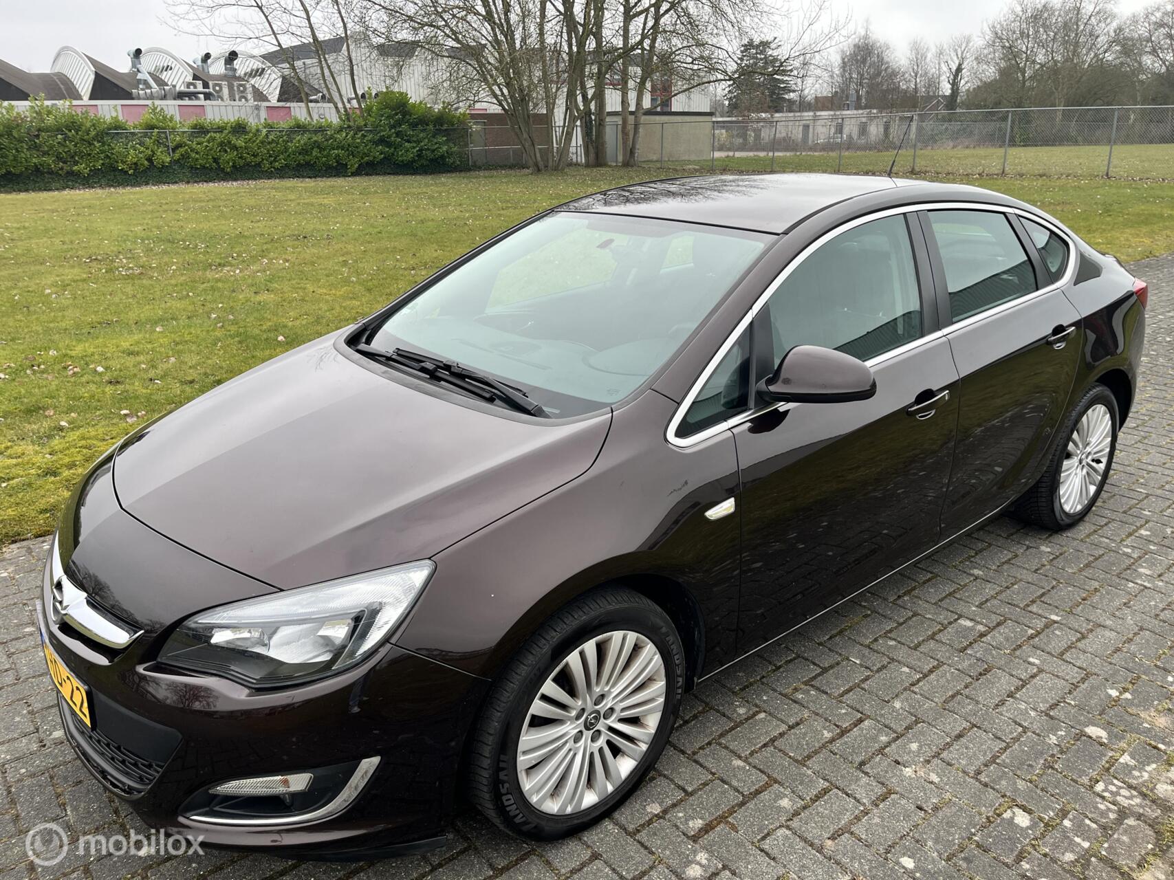 Foto van Opel Astra Notchback