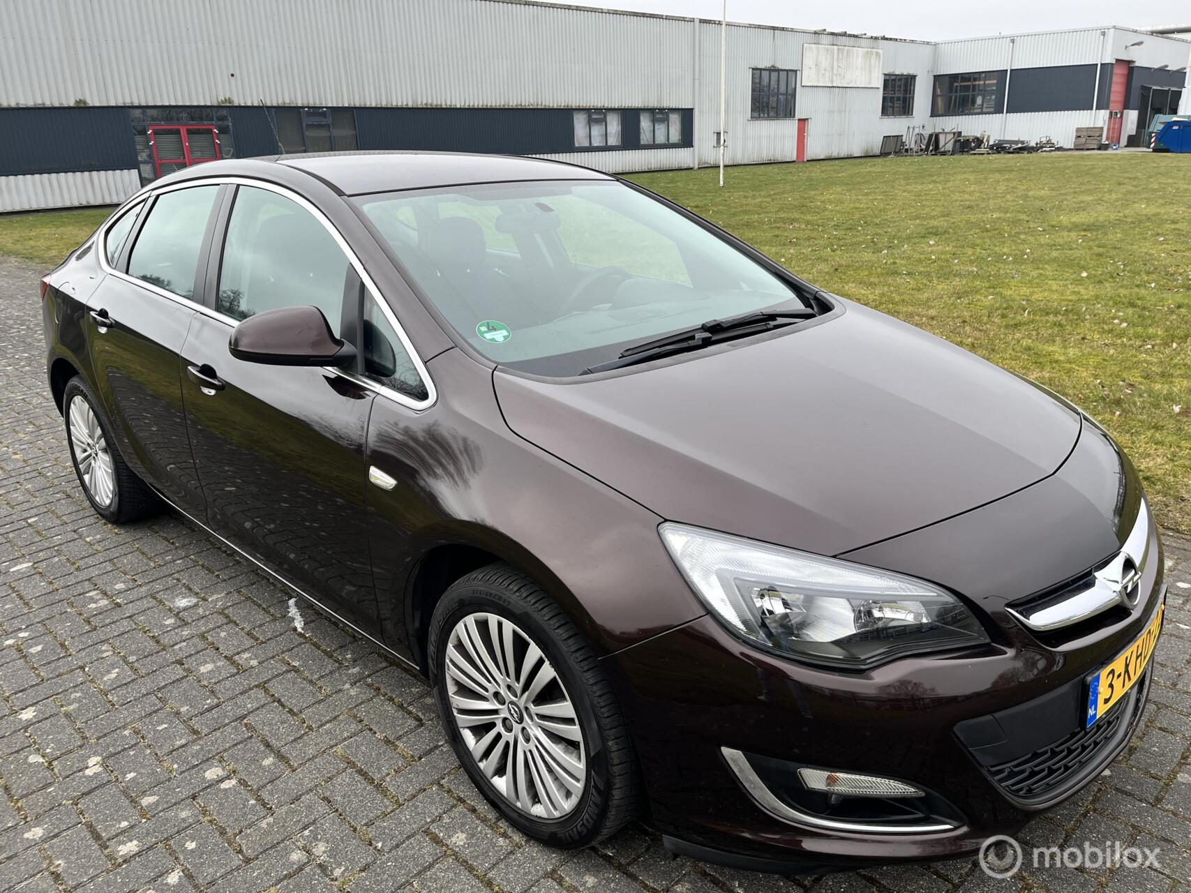 Opel Astra Notchback 1.4 Turbo Design Edition / NAP / APK / Cruise / Airco / 6Bak / Trekhaak / 2013 - voorkant