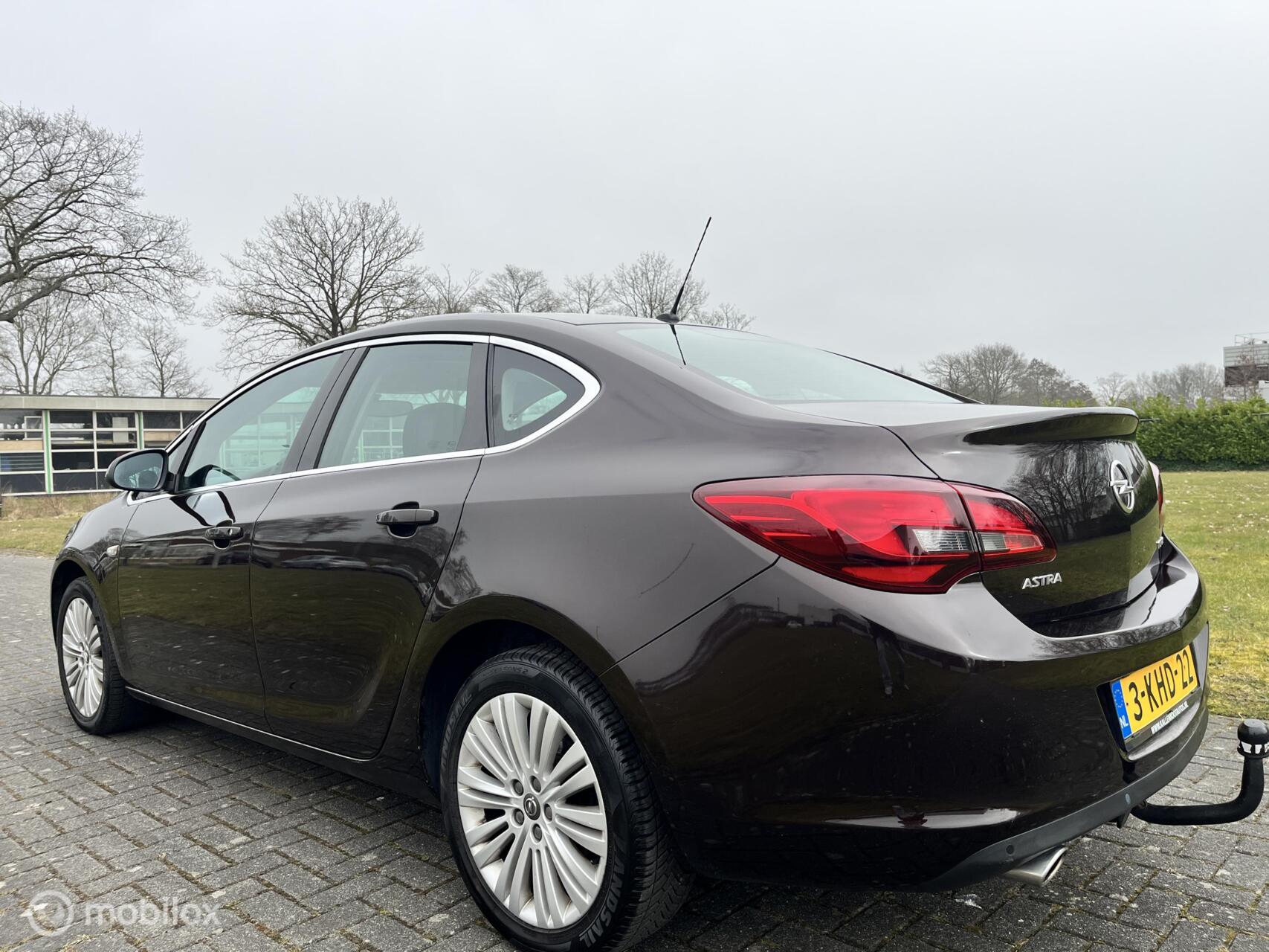 Foto van Opel Astra Notchback