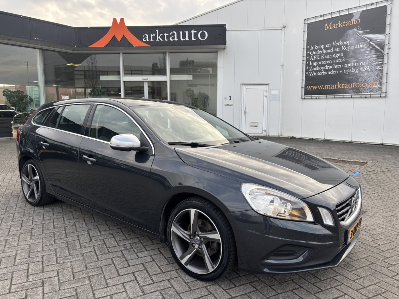 Volvo V60 1.6 T3 R-Design Navi Cruise Bluetooth Parkeersensoren 2013 - voorkant