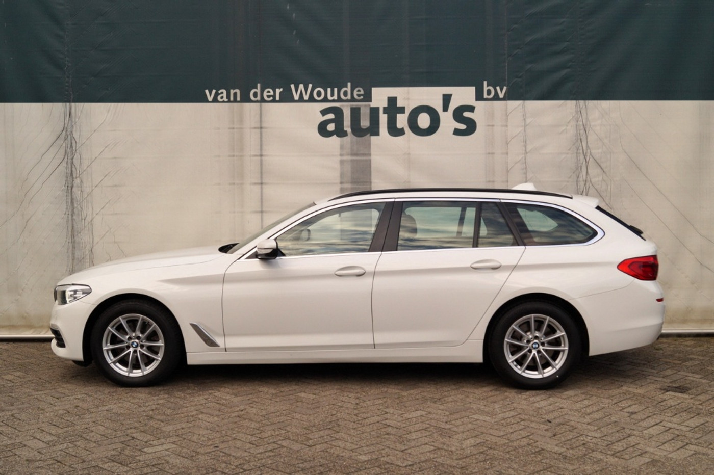 BMW 520i Touring 520i 184pk Automaat Executive Edition -NAVI-ECC- 2019 - voorkant