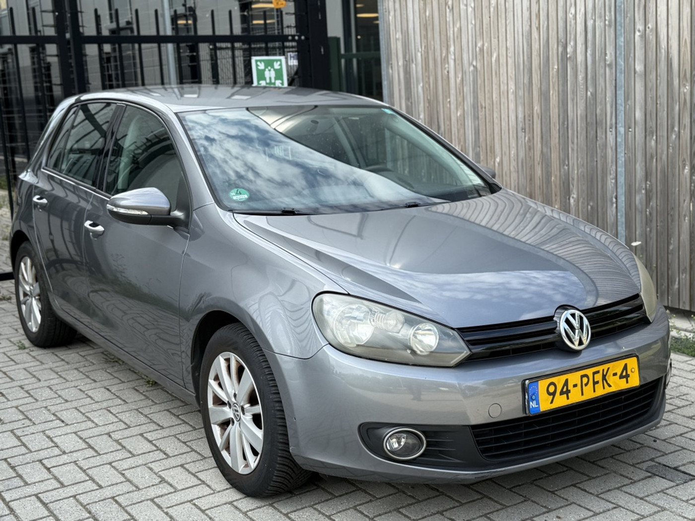 Seat Leon 1.2 TSI 5drs | AIRCO | CRUISE | ELEK PAKKET | CV | ZUINIG 2010 - voorkant