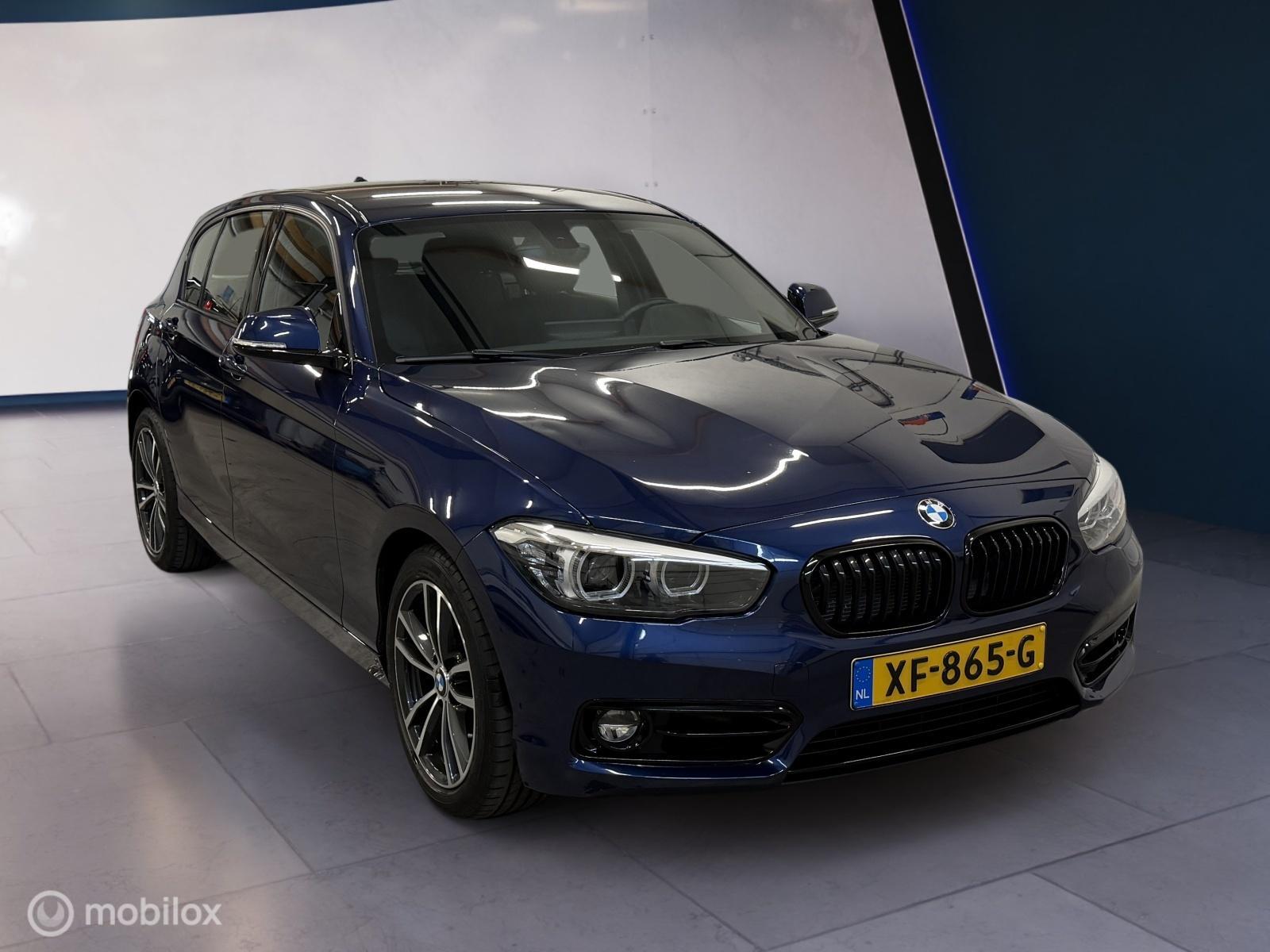 BMW 118i 118i Cor. Lease Executive ✓AUT✓LED✓NAP✓PDC✓NAV 2019 - voorkant