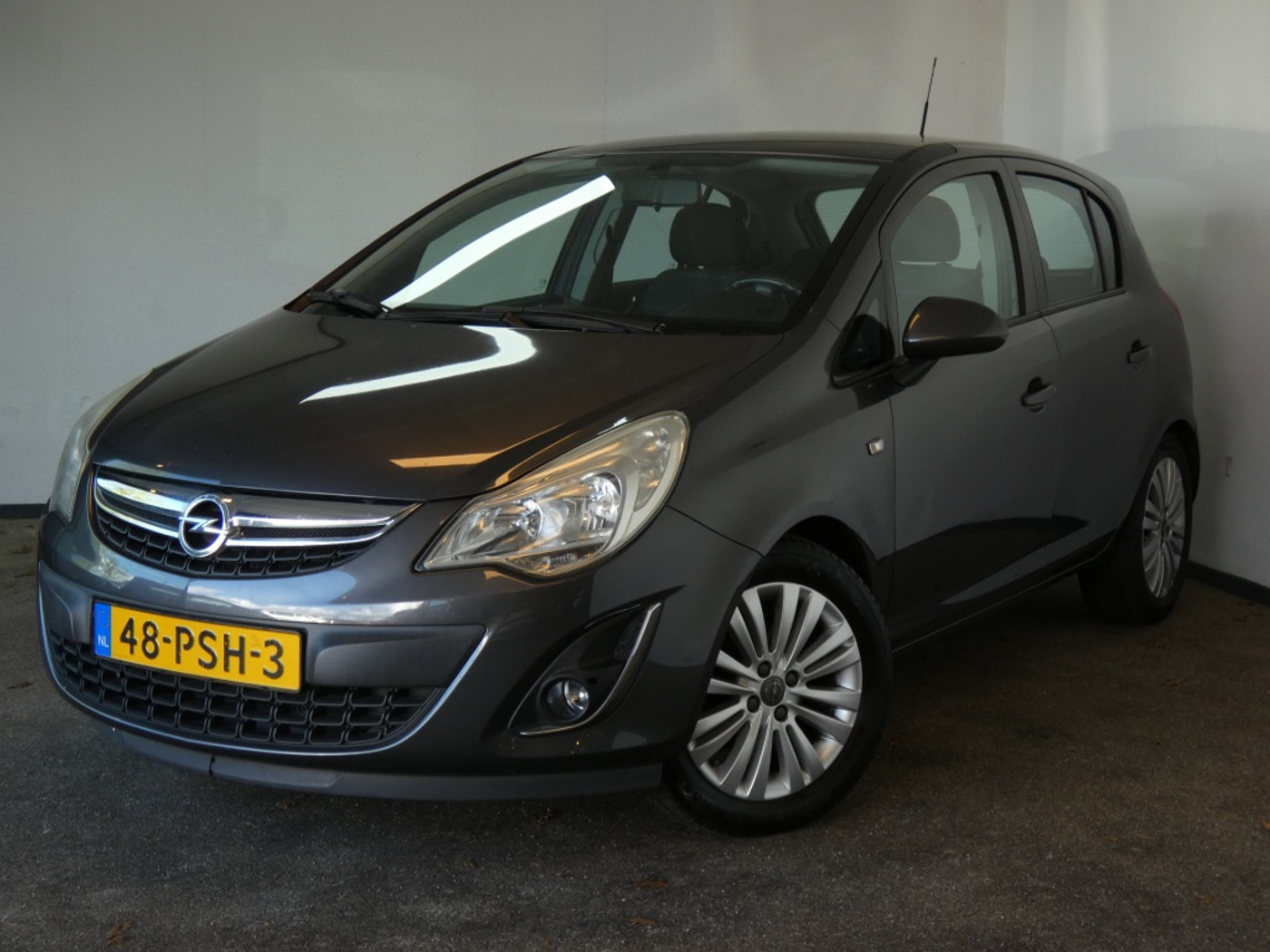 Opel Corsa 1.4-16V Edition 2011 - voorkant