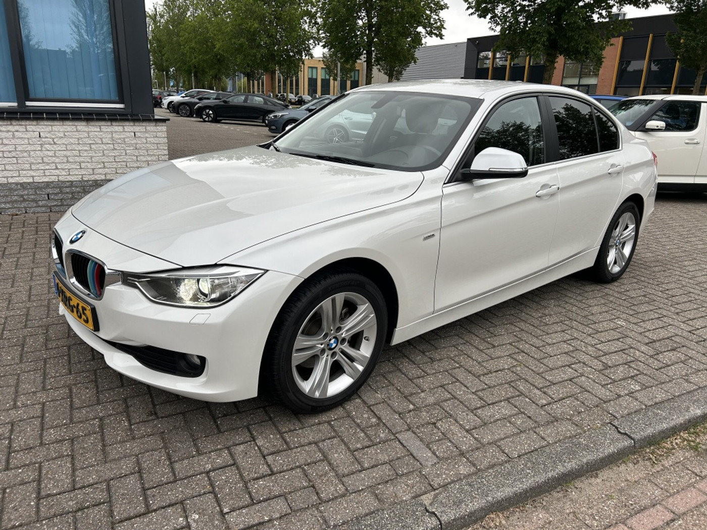 BMW 316i 316i Executive XENON NAVI CRUISE PDC. 2014 - voorkant