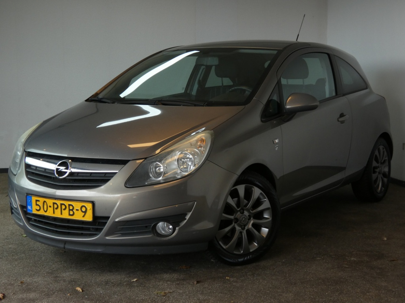 Opel Corsa 1.4-16V 111 Edition 2011 - voorkant
