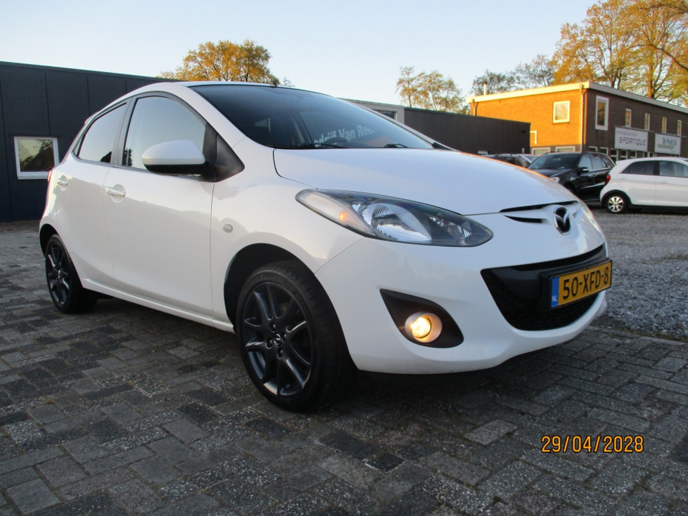 Mazda Mazda 2 1.3 BIFUEL Nav. GT wit metallic 2012 - voorkant