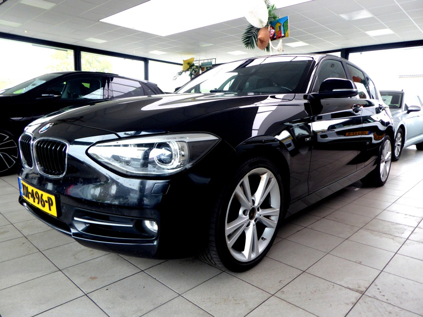 BMW 118i 118i M Sport 170pk. Trekh/Navi/Leder/18"Velgen/Pano dak 2015 - voorkant