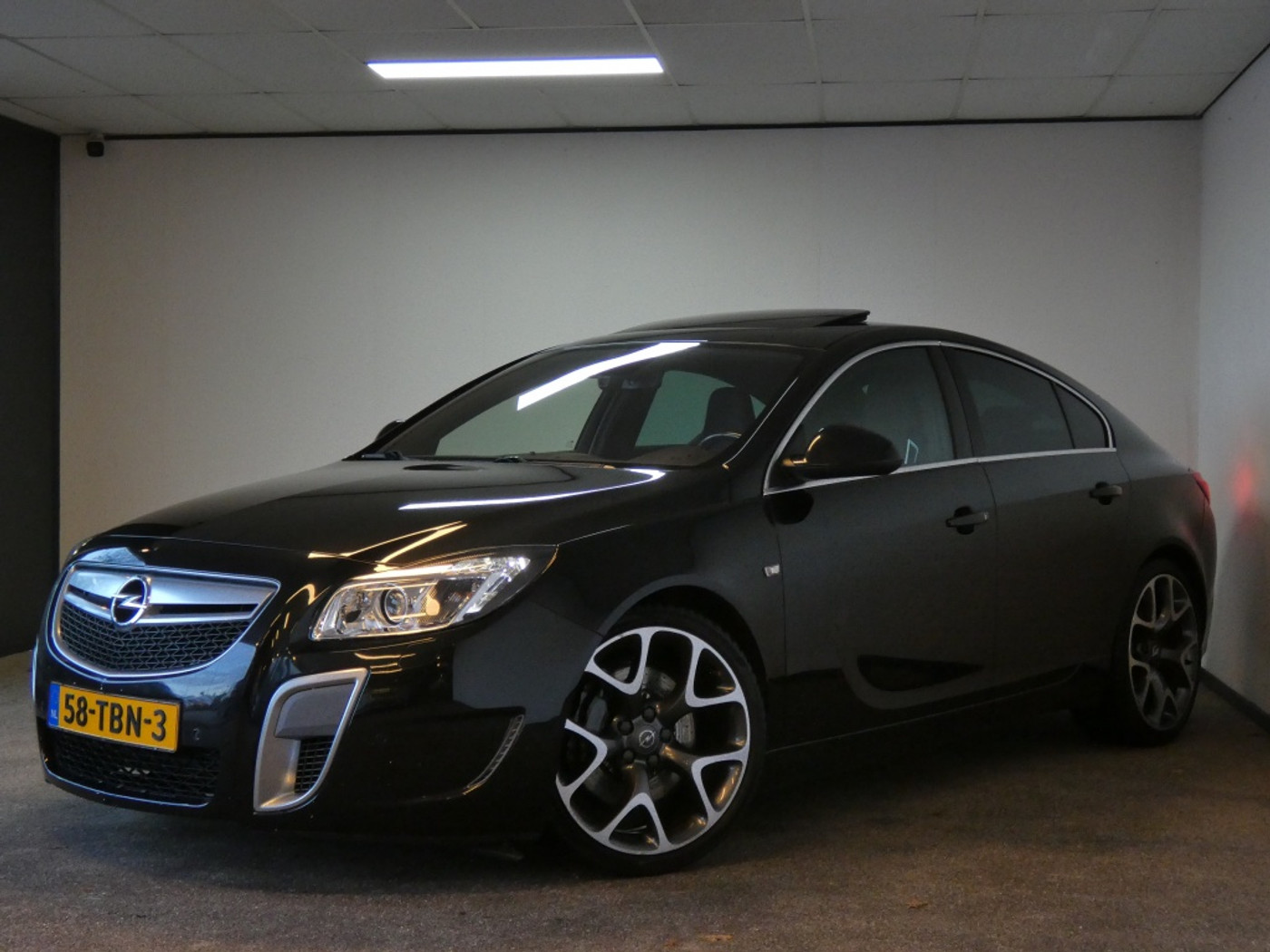 Opel Insignia Limousine HB 2.8 T OPC 4x4 Nwe APK Automaat! 2012 - voorkant