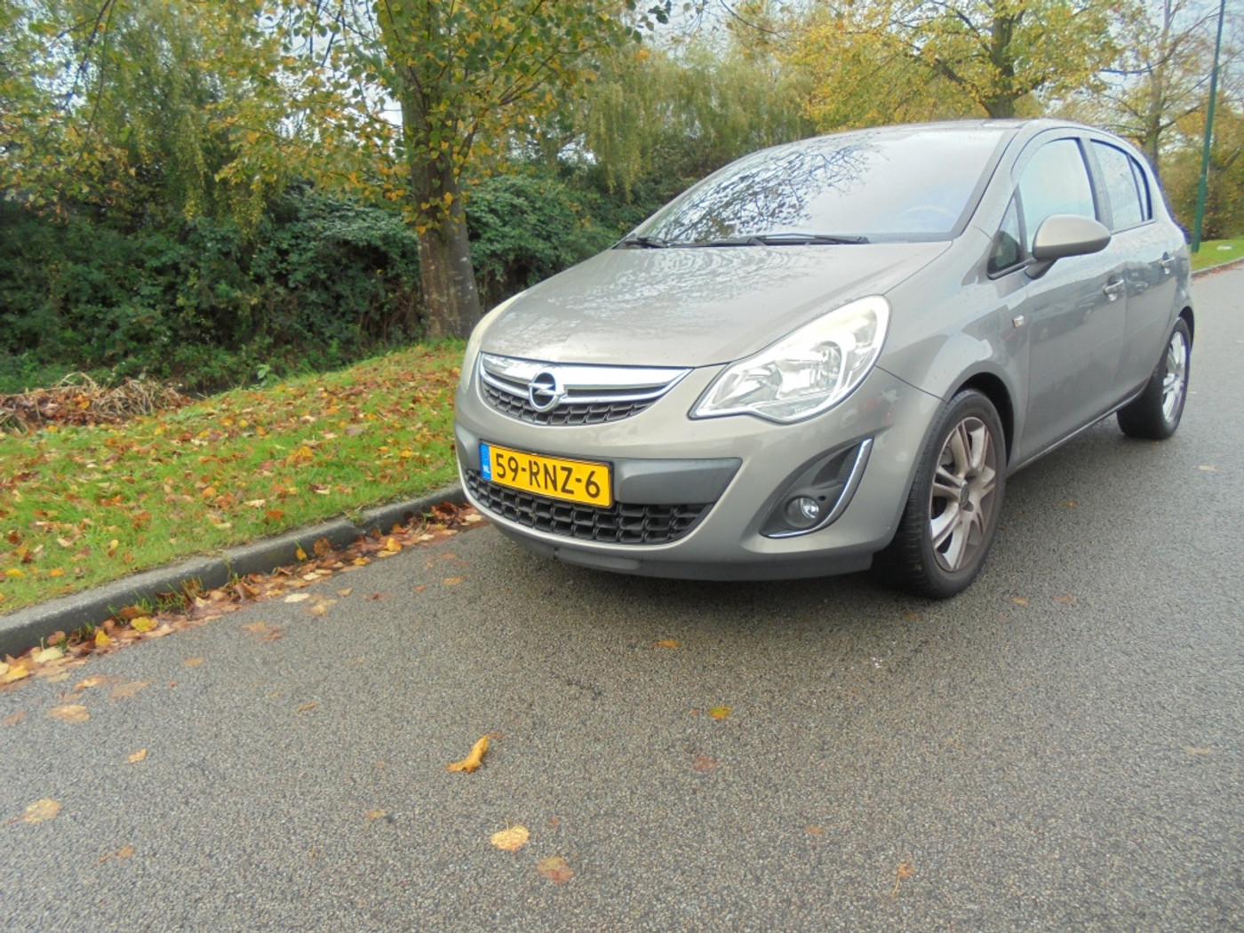 Opel Corsa 1.4-16V Cosmo 2011 - voorkant