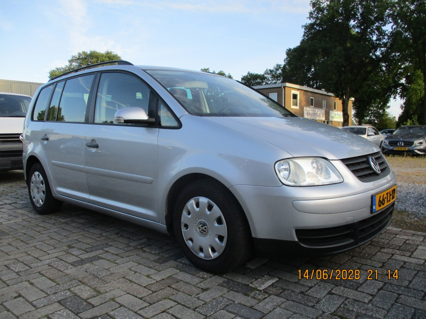 Volkswagen Touran 1.6-16V FSI APK 3-7-2027 2007 - voorkant