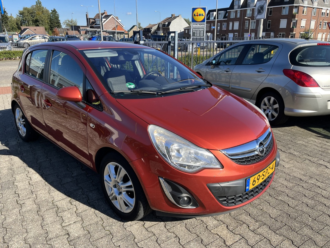 Opel Corsa 1.2-16V Cosmo !! AUTOMAAT !! 2011 - voorkant