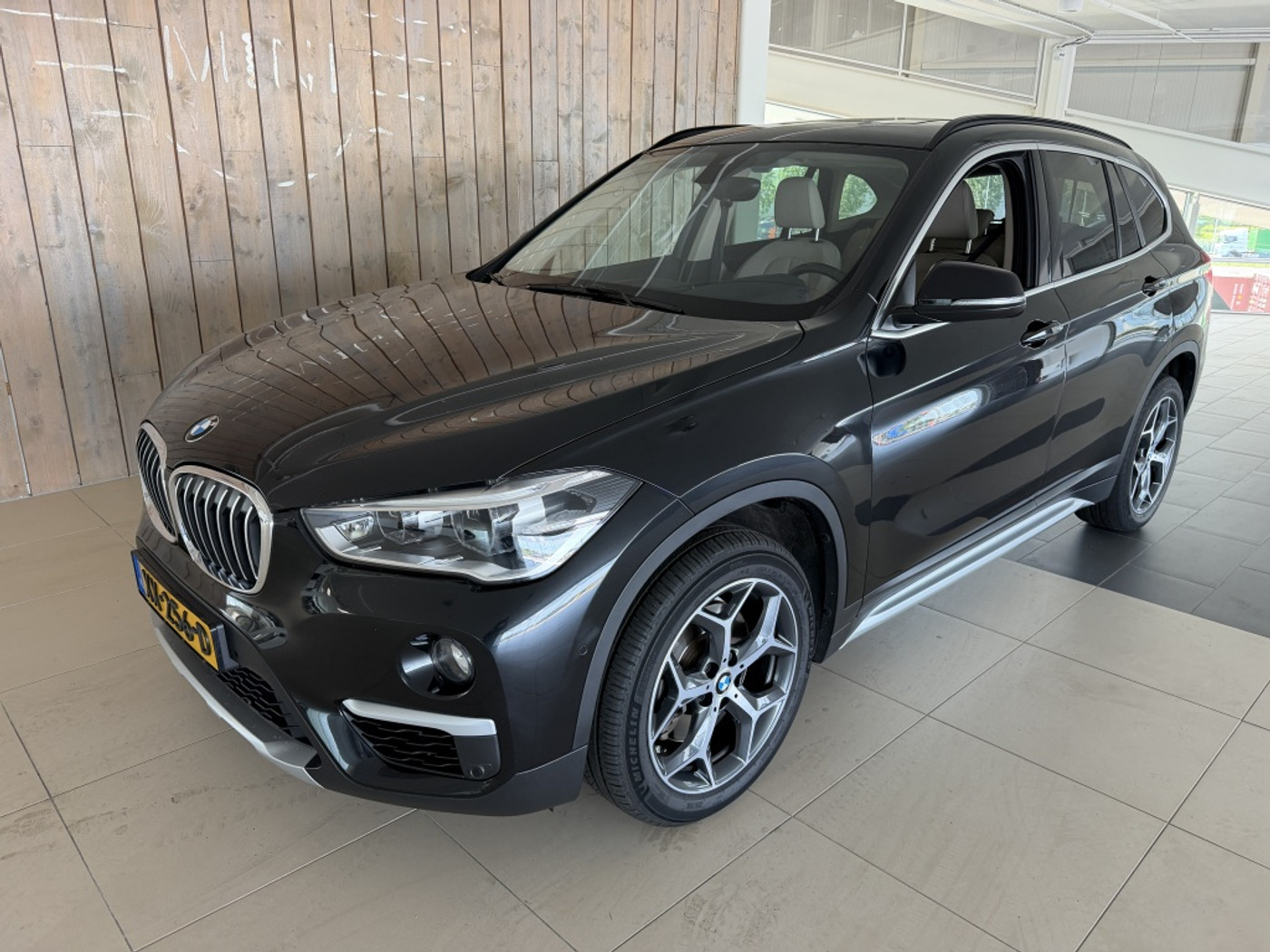 BMW X1 Sdrive20i sDrive20i Orange Edition III 2019 - voorkant