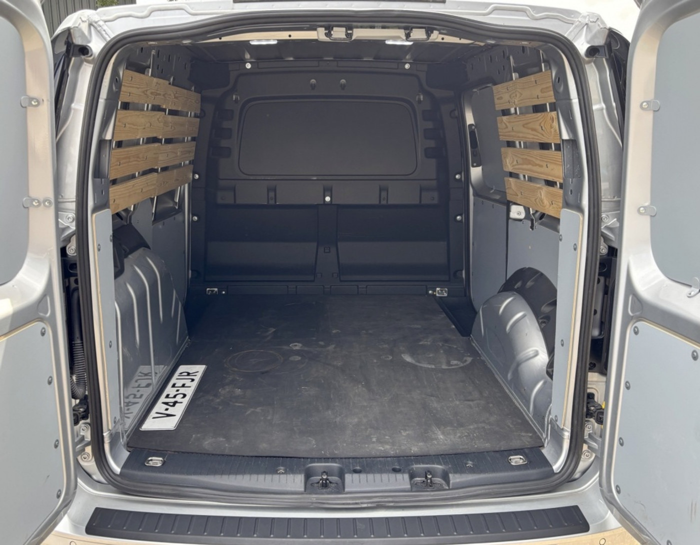 Foto van Volkswagen Caddy Modified Partition Wall