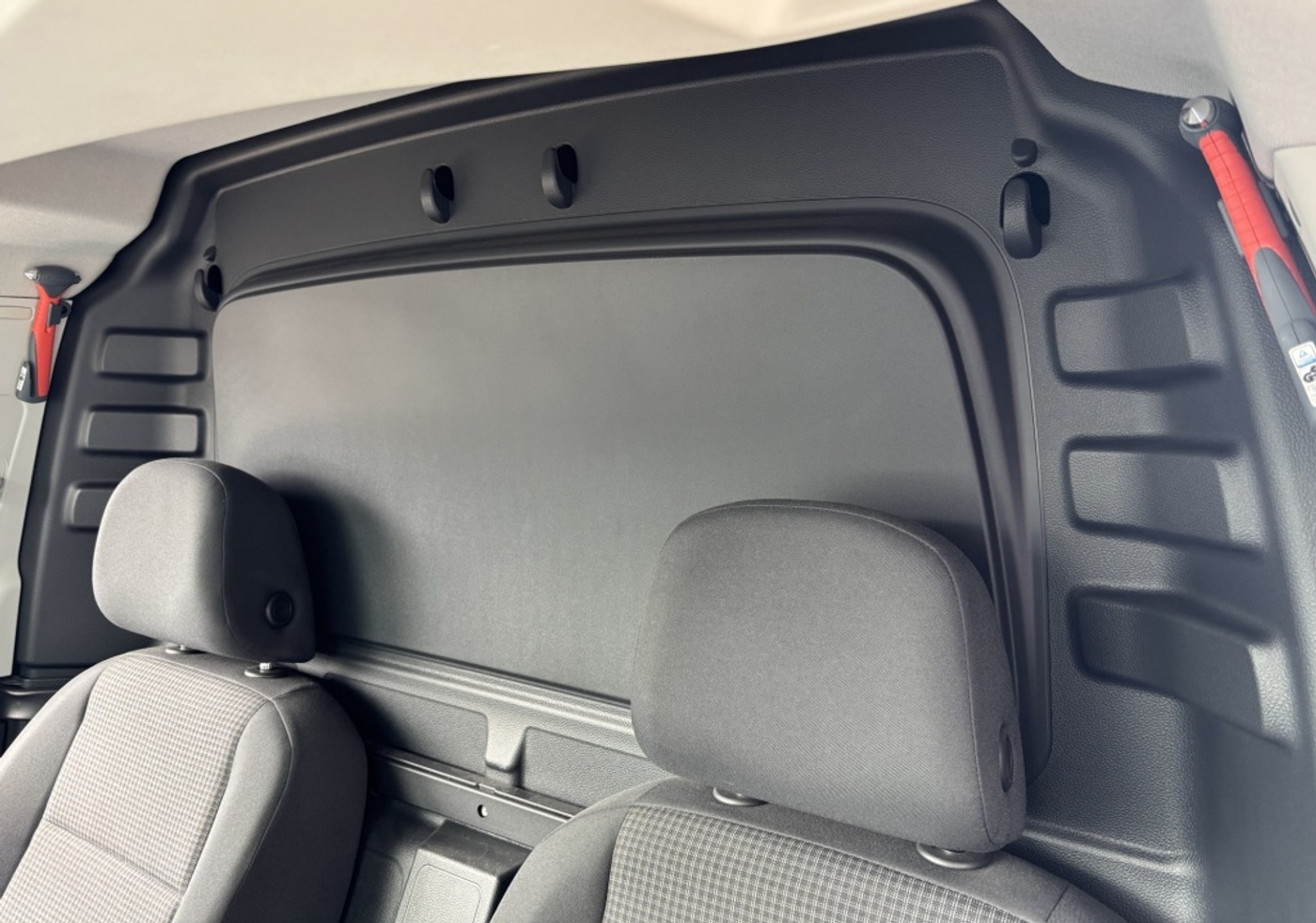 Foto van Volkswagen Caddy Modified Partition Wall