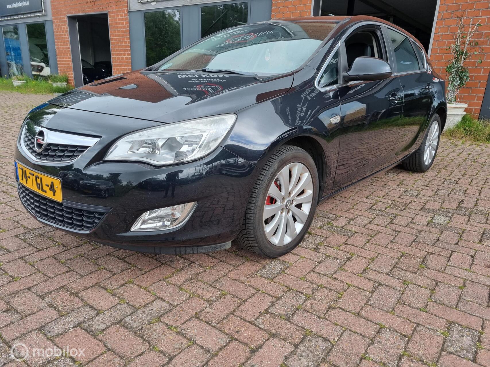 Opel Astra 1.4 Turbo Cosmo 2012 - voorkant