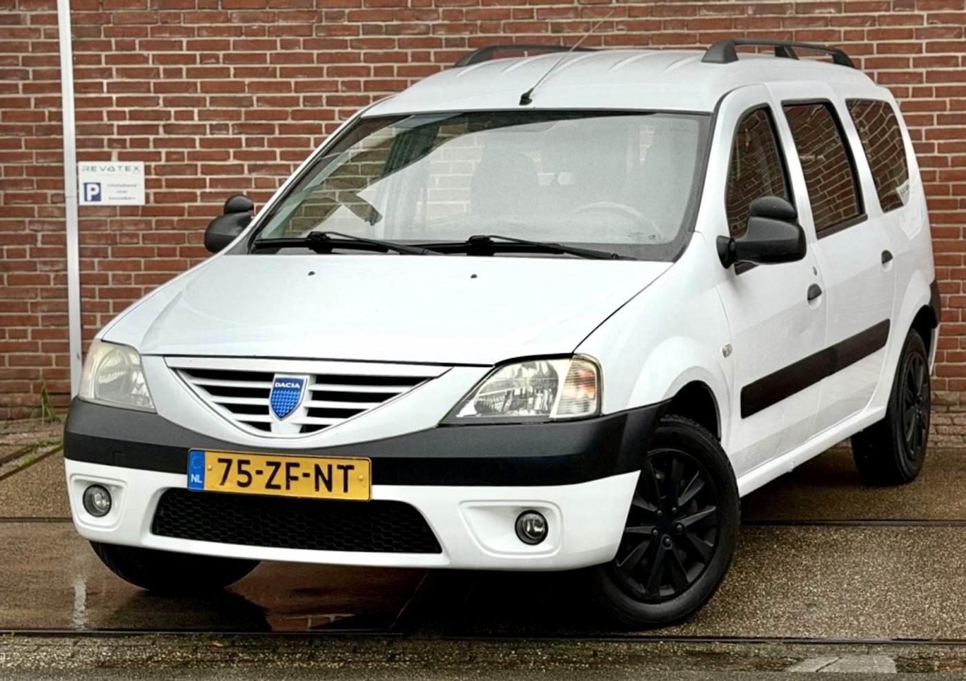 Dacia Logan 1.6 Lauréate 7p. |Airco |Nieuwe APK |7 Personen 2008 - voorkant