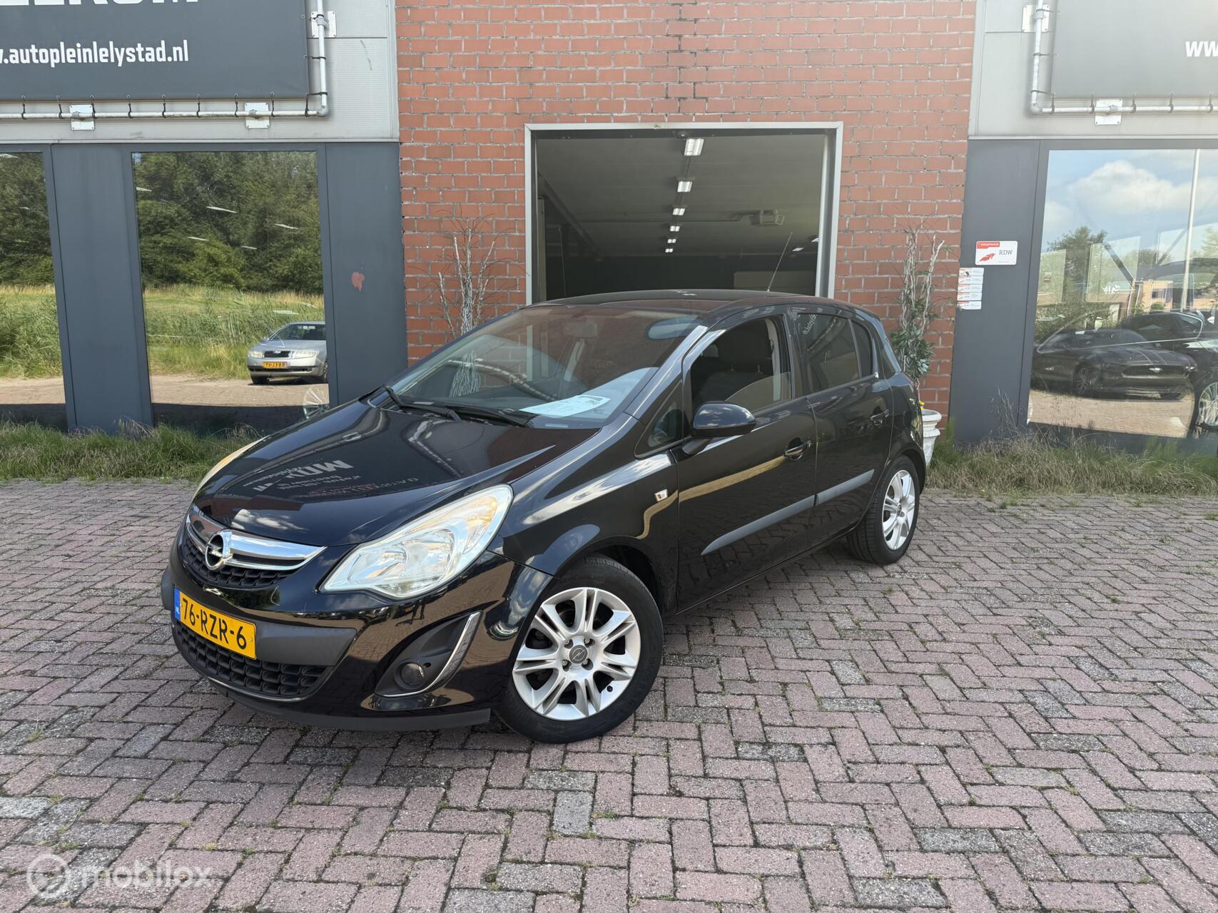 Opel Corsa 1.2 Edition 2011 - voorkant