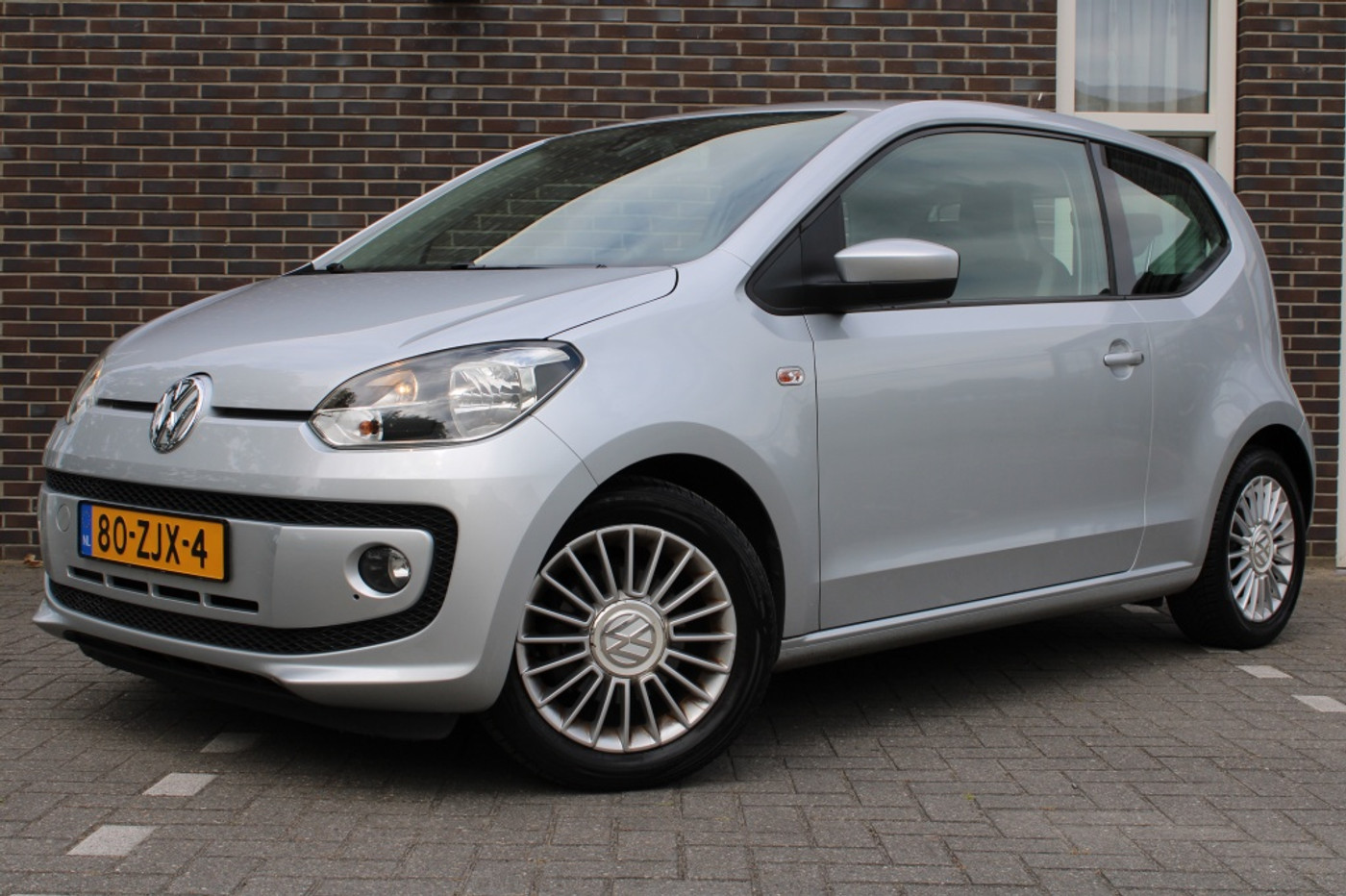 Volkswagen Up 1.0 high up! BlueM-airco-navi-lmv 2013 - voorkant